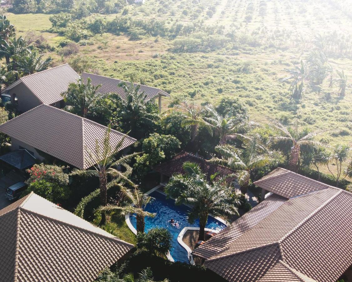 Coconut Lodge Resort Jepara Exteriör bild